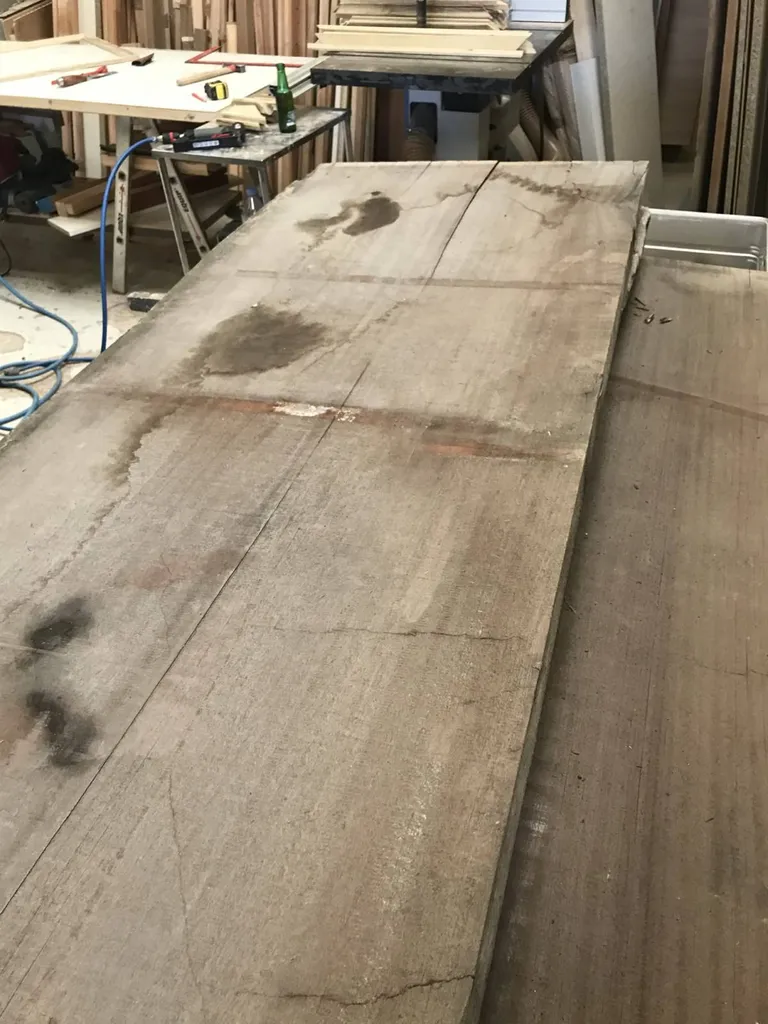 Travail sur plateau en bois exotique pour la réalisation d'une table destinée à un client à Marseille