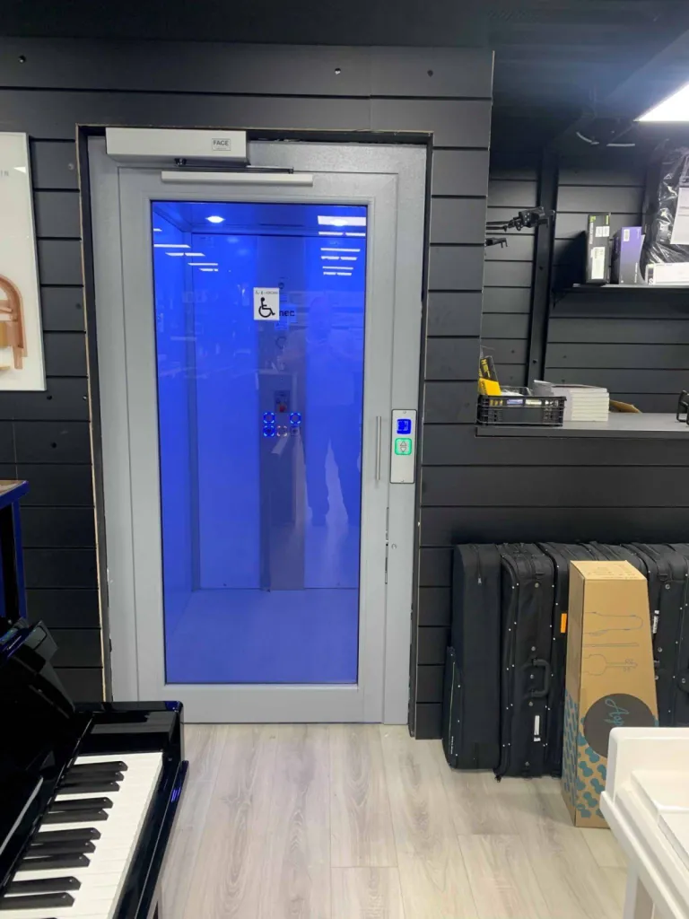 Ascenseur PMR VIMEC E10 électrique à Marseille dans un ERP, une fois les finitions achevées