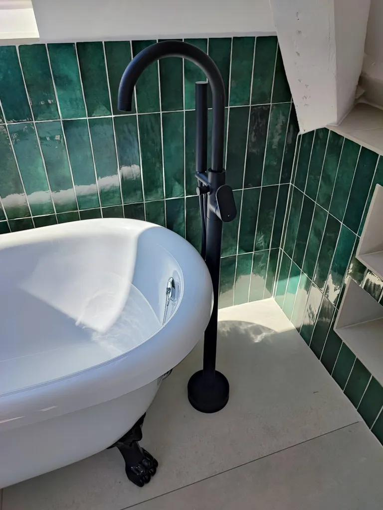 Aménagement de salle de bain par architecte d'intérieur à Trets, douche extra-plate, niches de rangement et faux plafond avec travaux de second œuvre