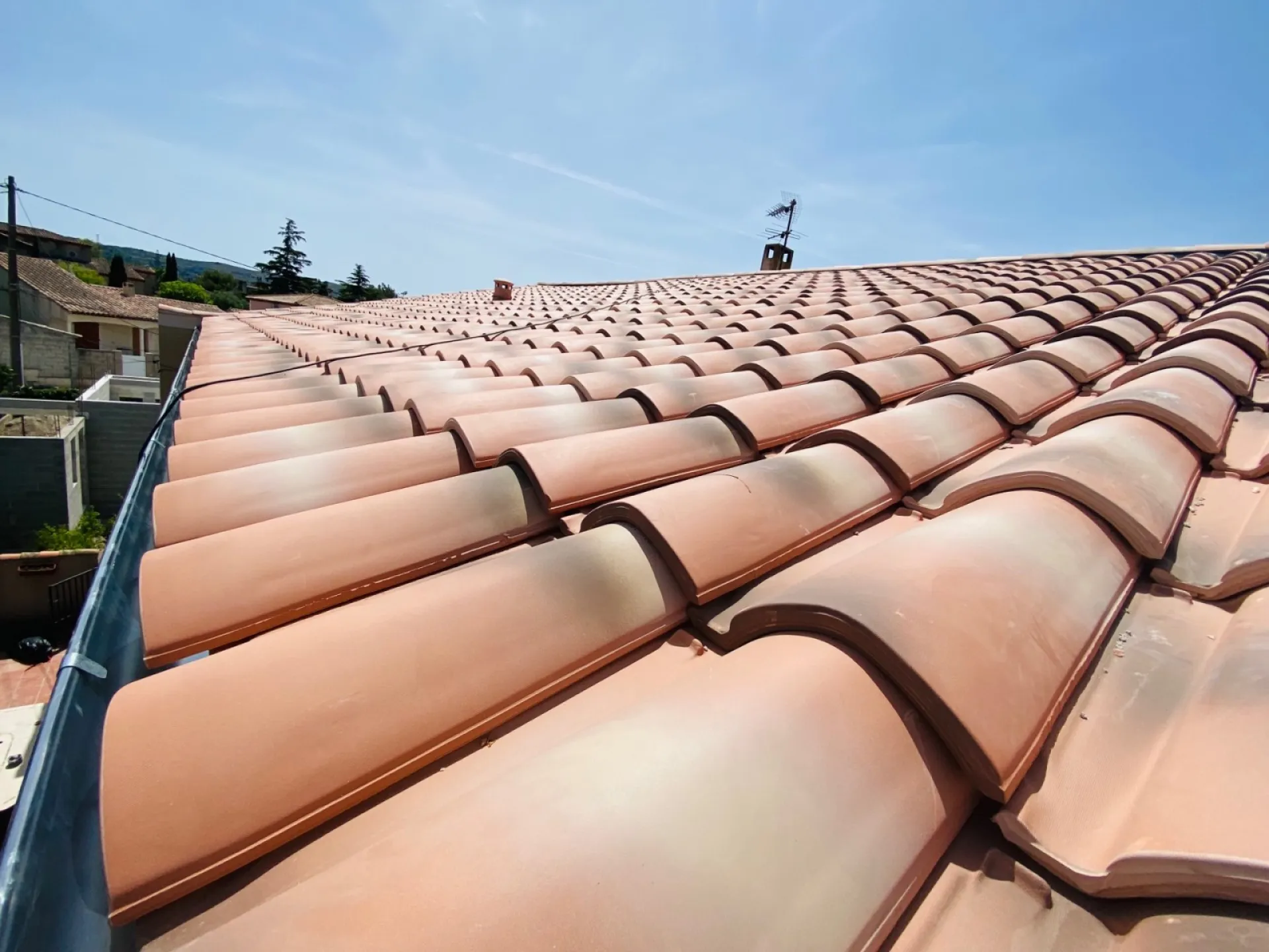 Remplacement d’une toiture de maison en tuiles Mécaniques Abeilles sur Aix en Provence