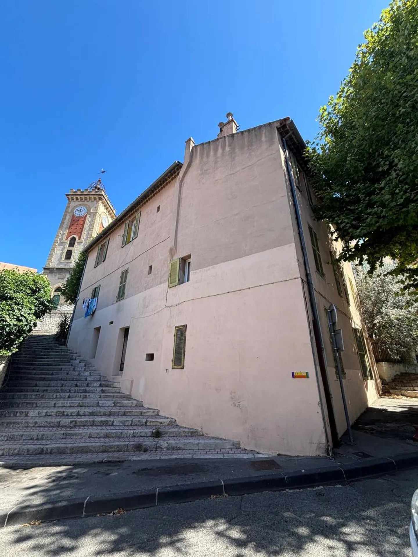 A rénover Type 2 proche de l'Eglise et des commerces