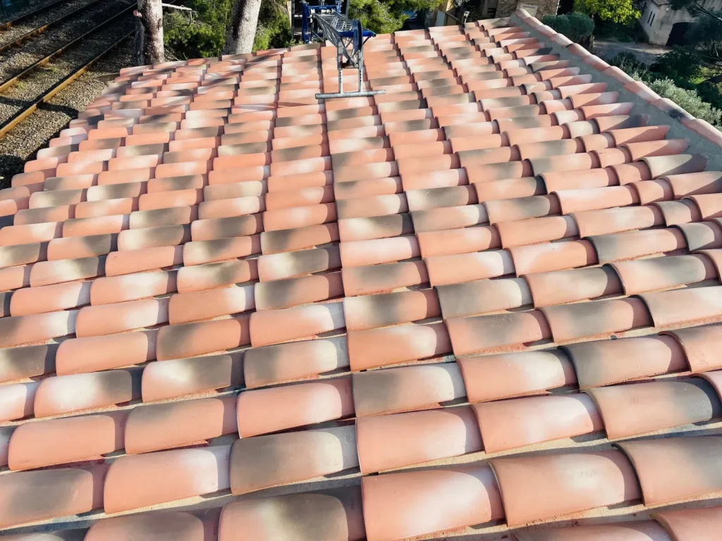 pose de tuile canal sur pst flammée près de aix en provence