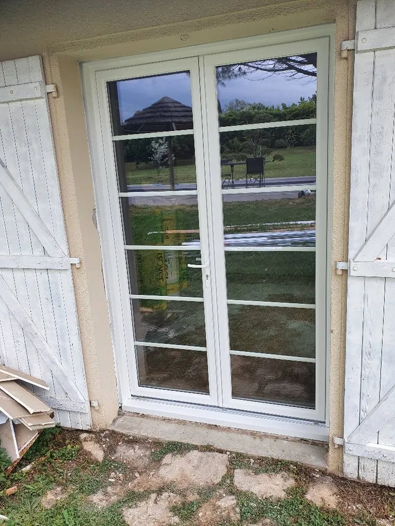 Porte fenêtre 2 vantaux avec petits bois inséré dans le vitrage isolant 4/16/4 PF ARGON