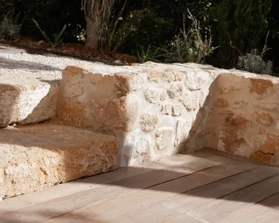 Marches en pierre naturelle à Aix-en-Provence (13080), intégrées à une terrasse bois.