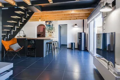 Accompagnement dans la rénovation d’une maison avec cuisine, salon, buanderie sur Marseille avec architecte d’intérieur