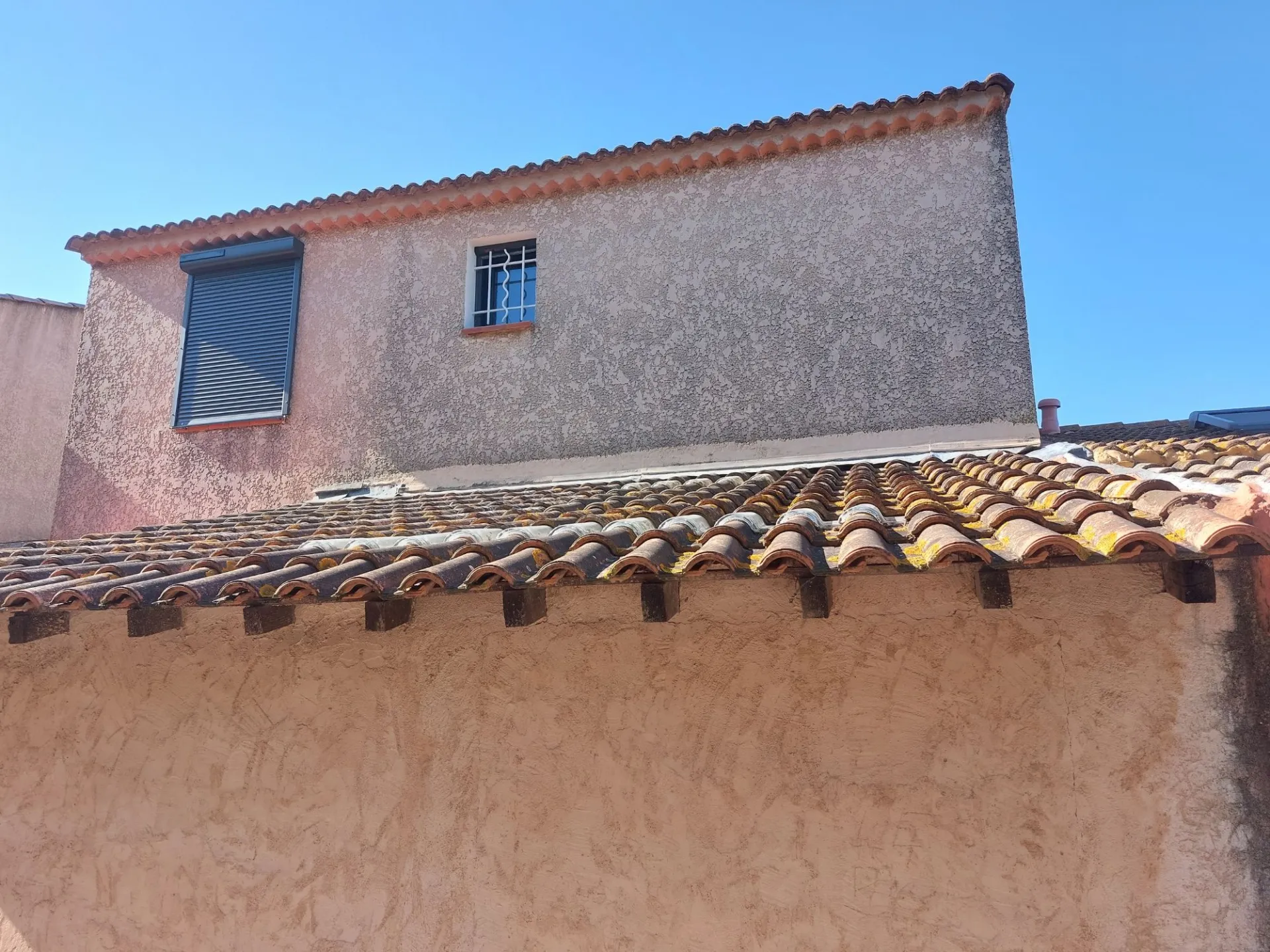 Façade de maison à rénover sans gros chantier au Pradet dans le Var