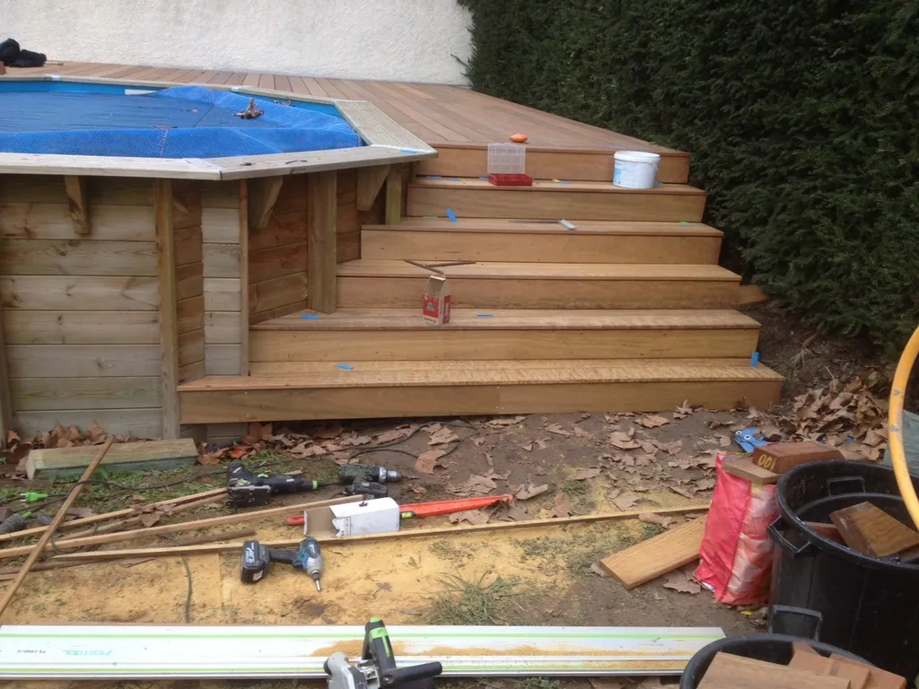 escalier pour tour de piscine sur pilotis en bois exotique