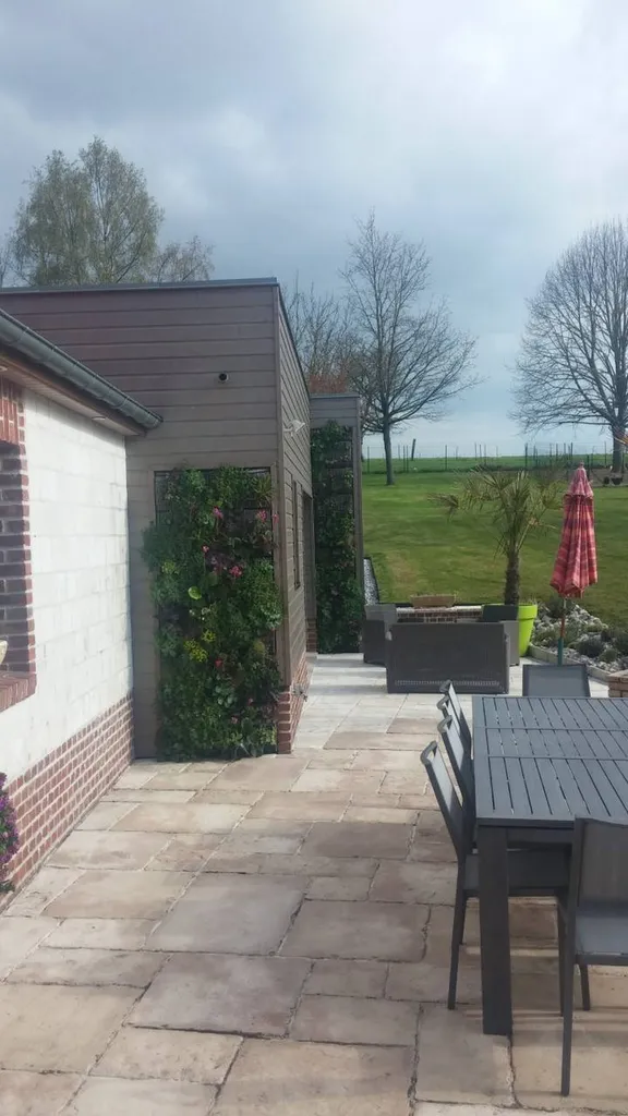 Création de murs végétalisés sur mesure près de Biscarrosse par Évolution Paysage : esthétique et écologie