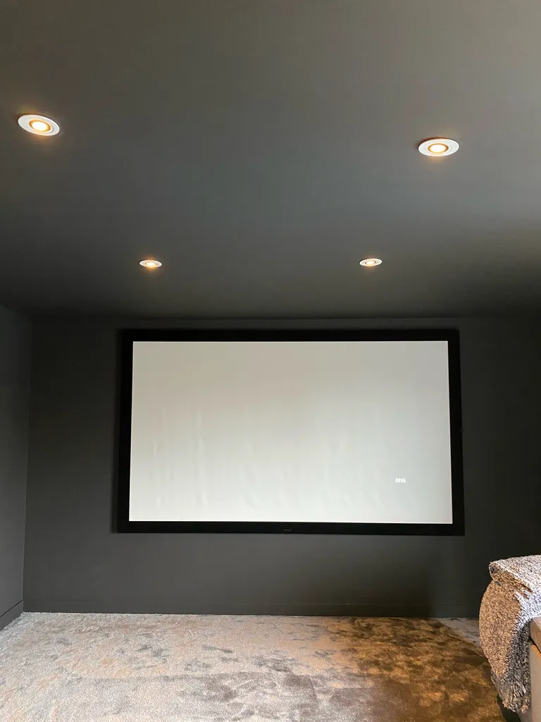 Réalisation d'une salle de cinéma dans une maison moderne à Gradignan 