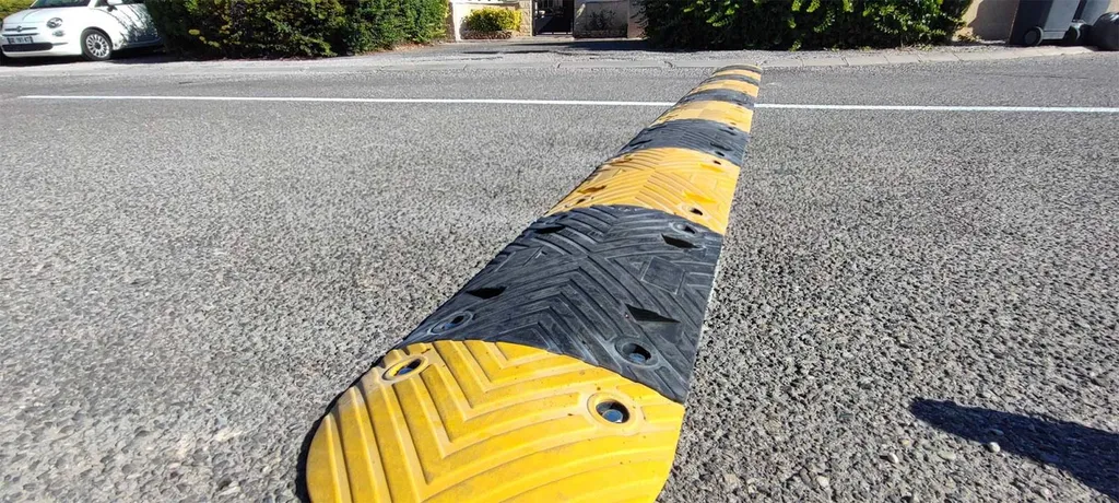 Solmark, entreprise spécialisée dans le marquage au sol, panneaux de signalisation routière, accessibilité PMR, mobiliers urbains et revêtement décoratif