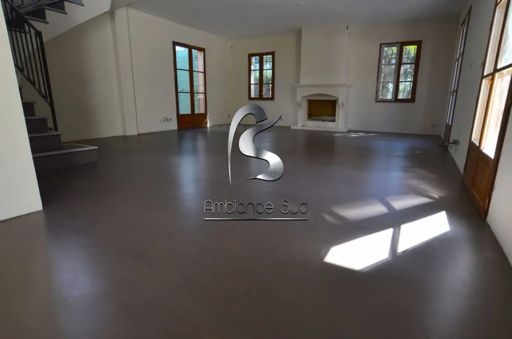 AMBIANCE SUD BETON CIRE TALOCHE A SAINT TROPEZ