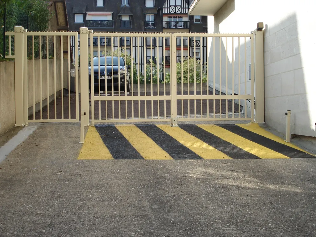 Installation de Portail de copropriété motorisé, Sécurisation d'accès et Fermetures collectives à Pont-l'Évêque dans le Calvados 14 et ses Alentours
