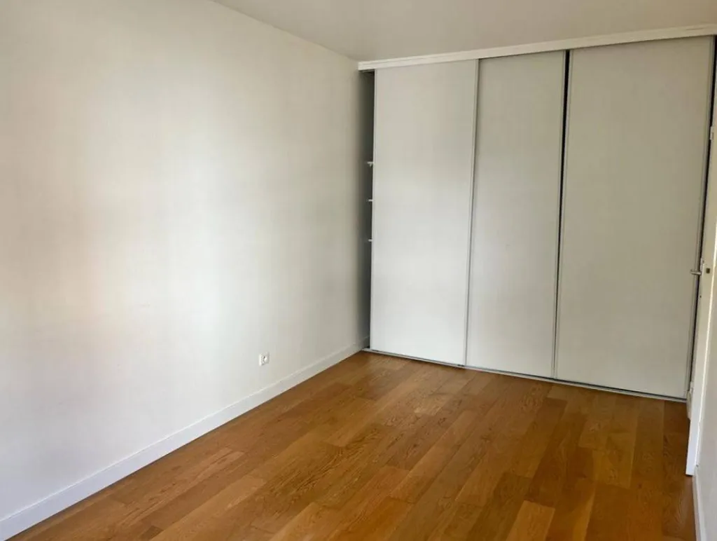 Beau studio en location de 70m², situé rue du champ des oiseaux à Bois Guillaume, 922€ charges comprises