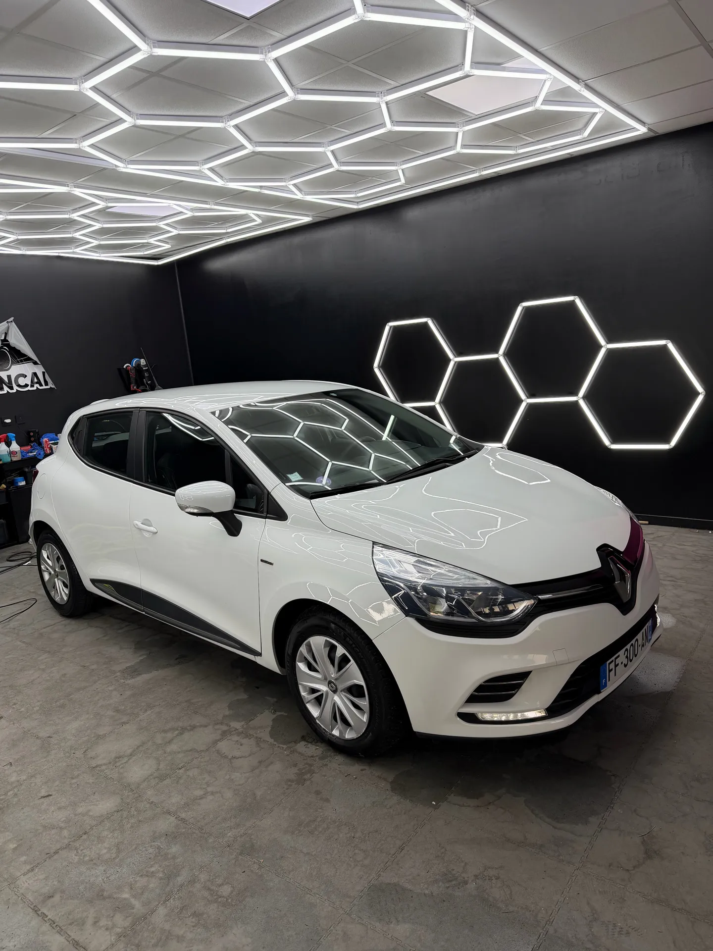 Nettoyage intérieur et extérieur complet avec remise en état esthétique d’une Renault Clio 4 réalisé à Veauche