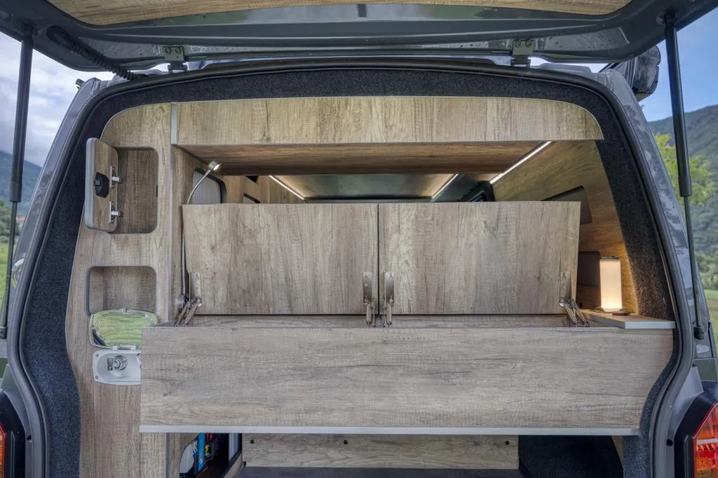 Spécialiste aménagement intérieur VW T6.1 Long full options à Annecy : transformation van premium en Haute-Savoie