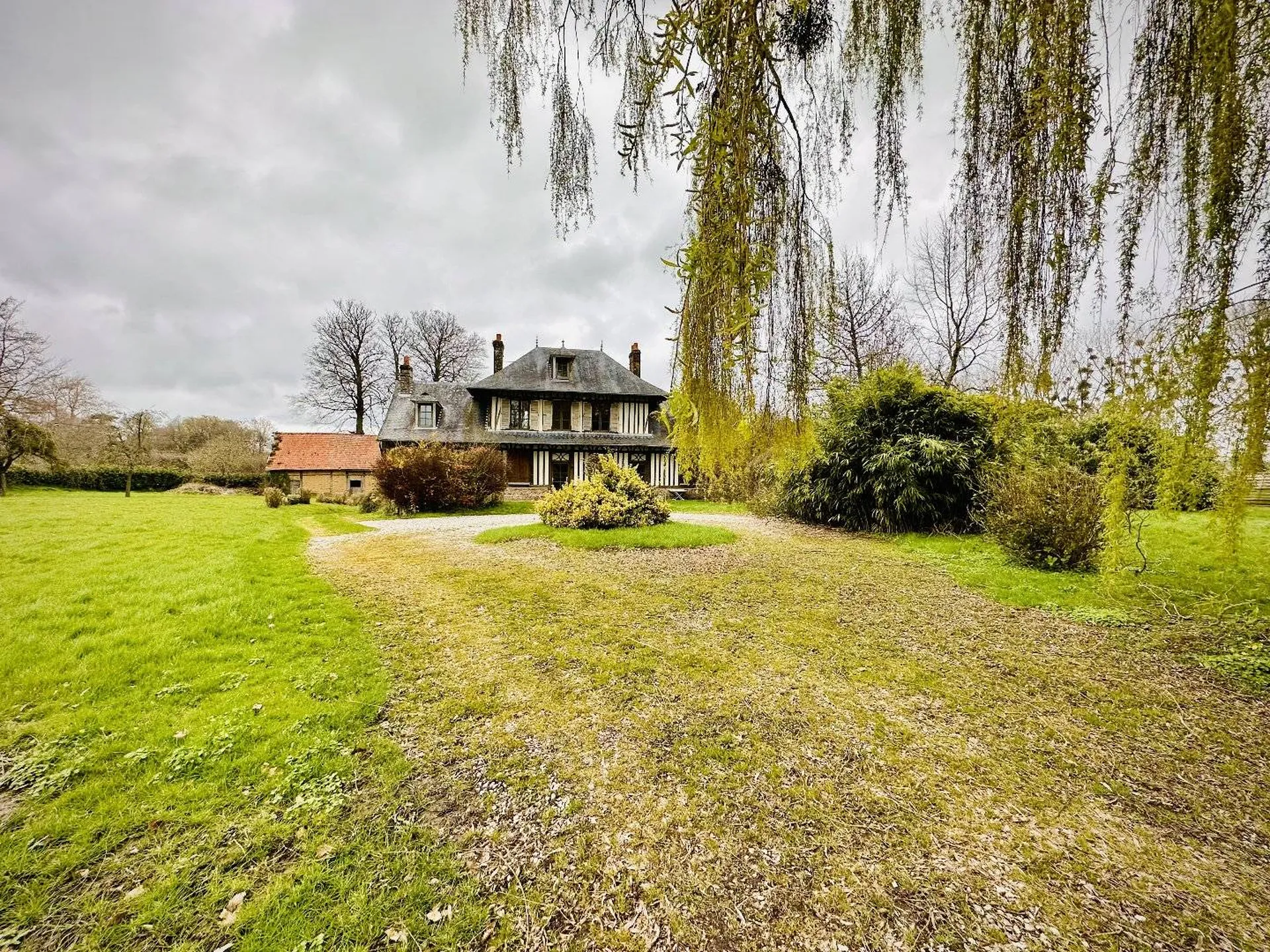 Vends dans un environnement verdoyant, à 2 min de l’axe rapide Dieppe/Rouen.