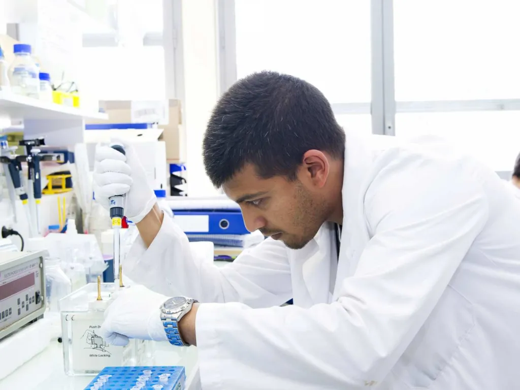 photographe spécialisé pour centre de recherche en santé salle paillasse manipulation chercheur