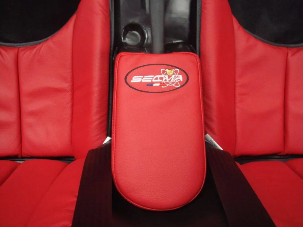 Nouveauté secma KIT accoudoir et medaillons en cuir rouge pour le F16 pres de Toulon var 83