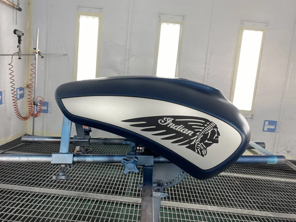 Réparation carrosserie sur réservoir d'essence de moto pour indian motorcycle marseille