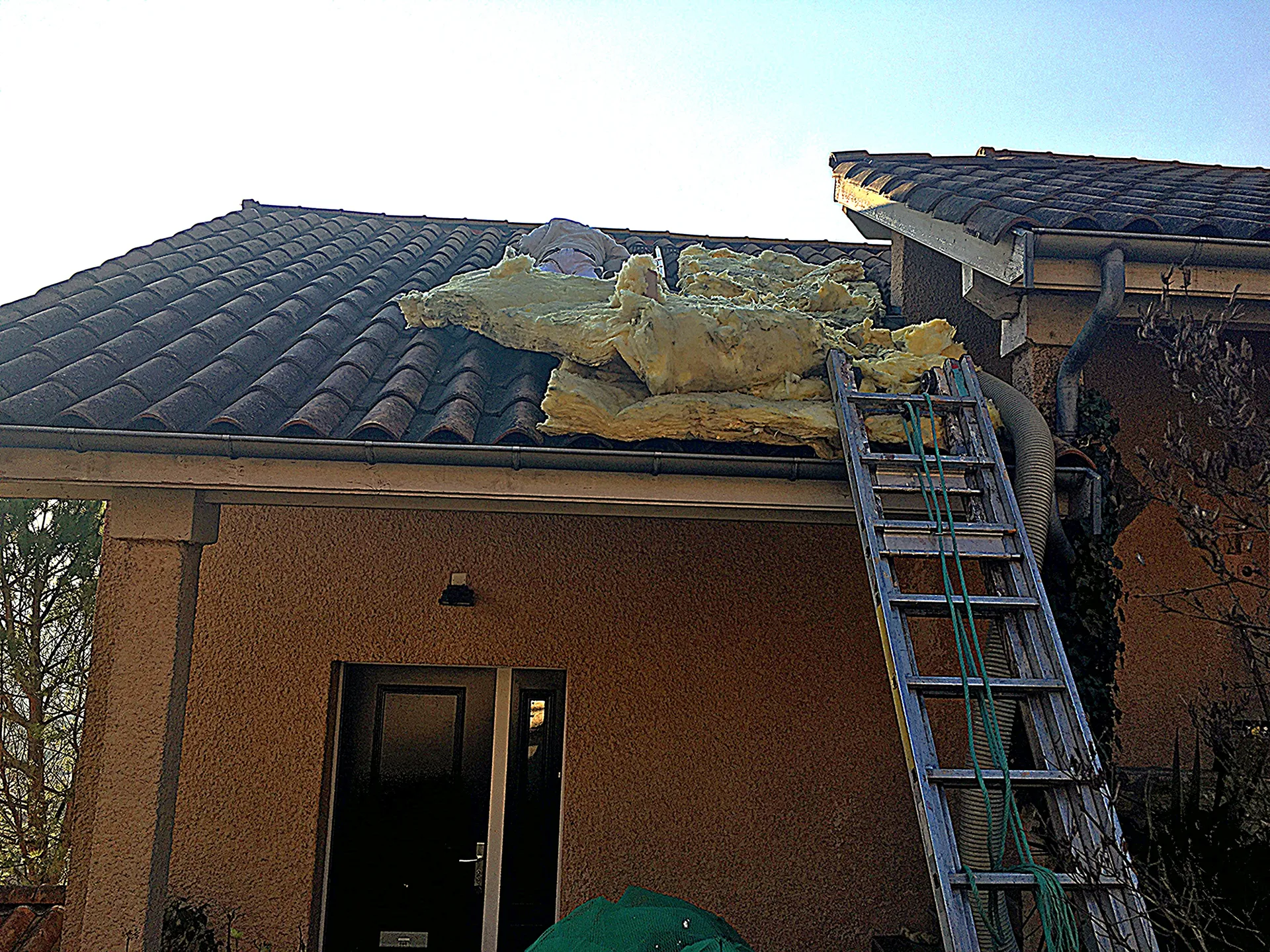 Dépose ancien isolant avant soufflage de 400 mm de laine de verre R=8 à Saint Germain au Mont d'Or (69)