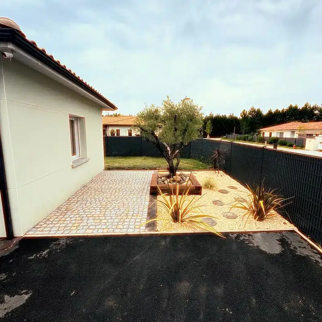 Aménagement paysager sur mesure : jardin minéral, éclairage LED et végétation structurée en Gironde