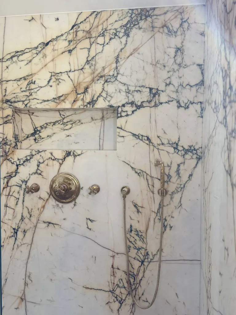 Salle de bain en Marbre Paonazzo à Saint Tropez