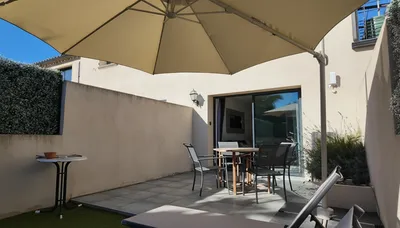 Les Issambres, rez-de-jardin lumineux: T2 de 46 m² avec terrasse 15 m², parking, proche plages, à 256 000 €