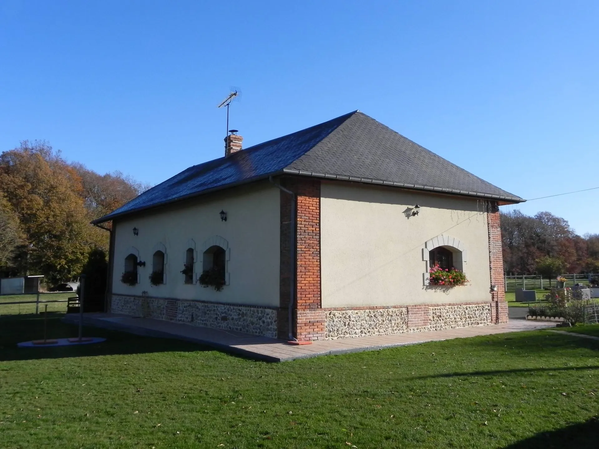 L'agence immobilière Terres et Demeures de Normandie située à Lisieux 14100, 41 avenue Victor Hugo, vous propose de venir découvrir dans un bel environnement calme et à seulement deux kilomètres des commodités d'Orbec 14290, cette Propriété sur 7Ha 9