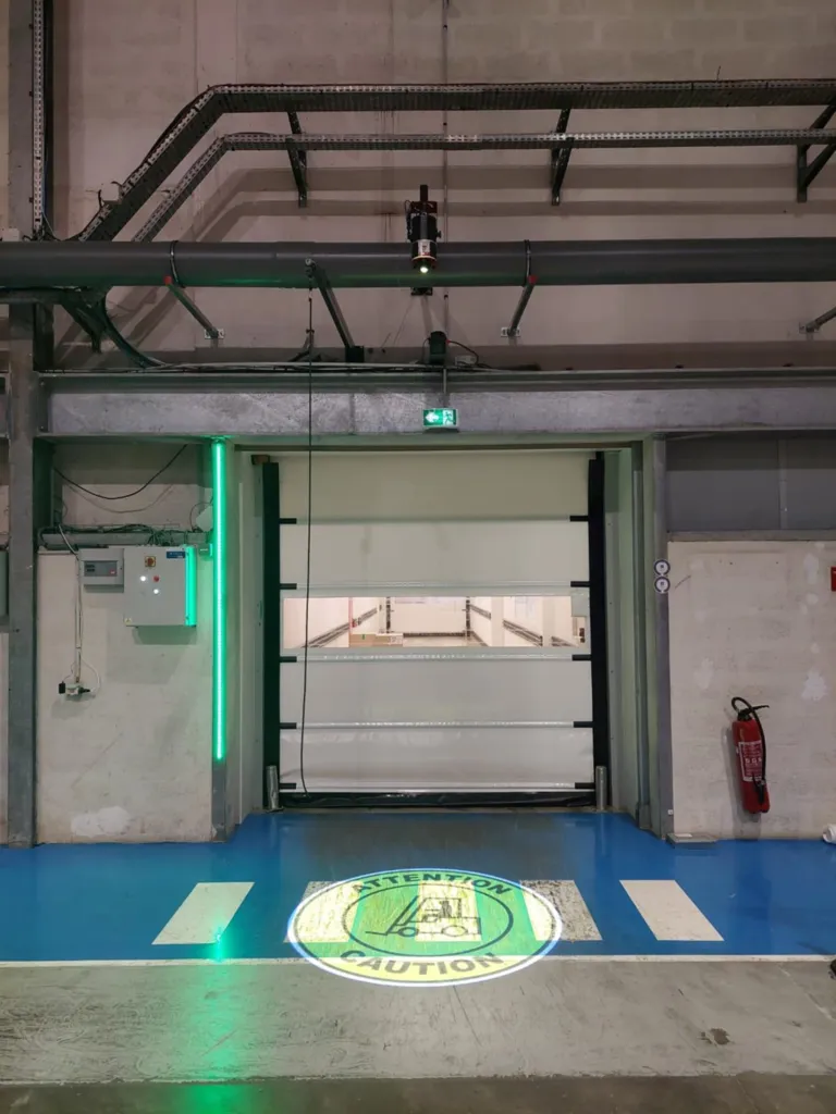 Installation d’un pictogramme LED projeté au sol – Site pharmaceutique à Sophia Antipolis