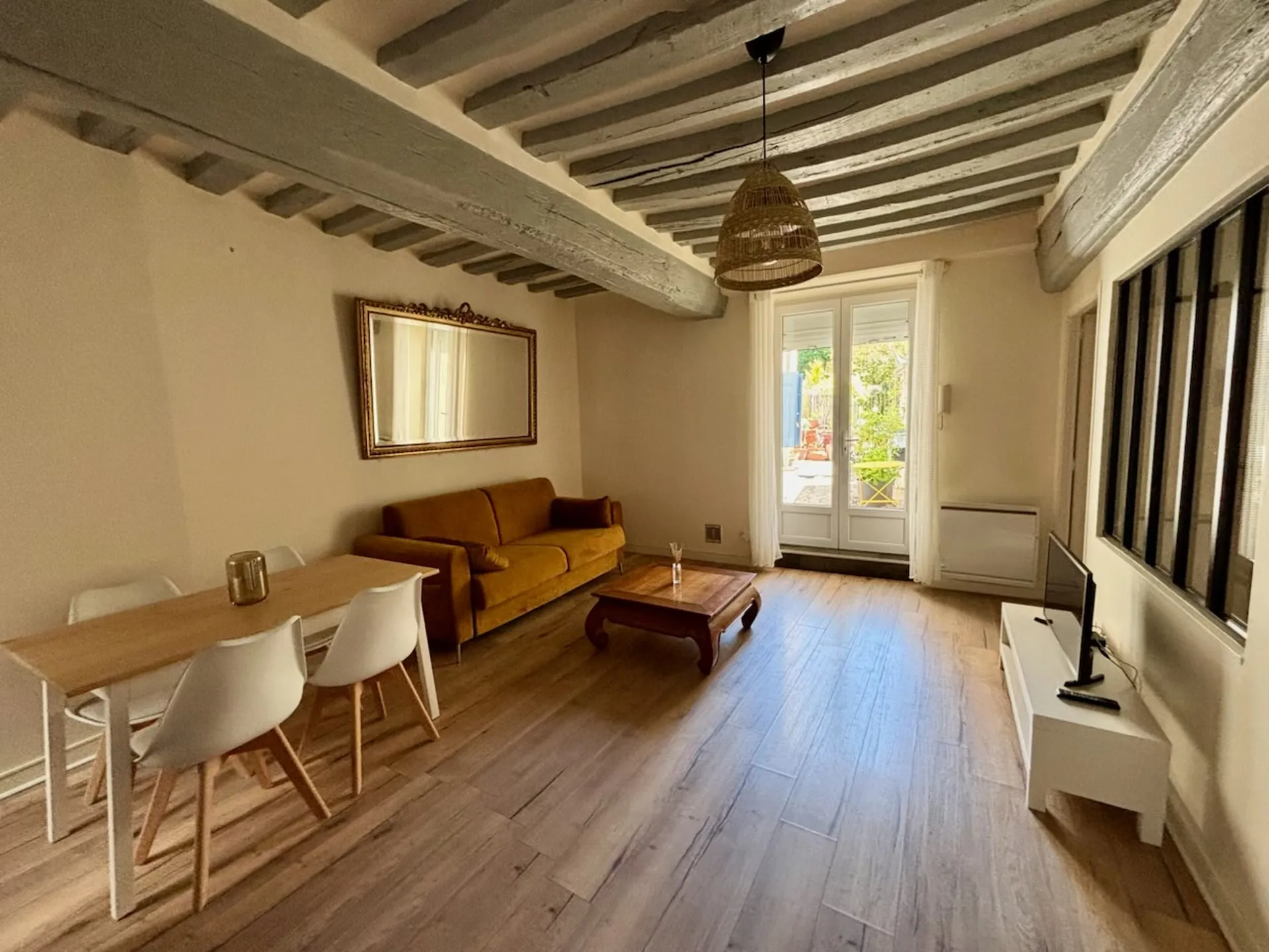 Un salon d'un appartement meublé dans le centre ville de saint germain en laye