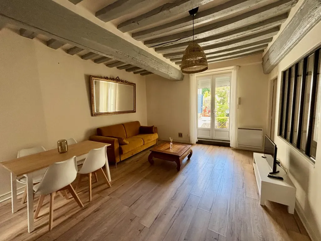 Un salon d'un appartement meublé dans le centre ville de saint germain en laye