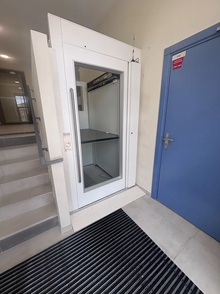 Le portillon de l'élévateur vertical Namilift PL400 apporte sécurité et convivialité dans cet immeuble à Trets près de Marseille