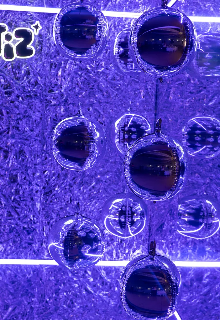 Décor Mirror Box entièrement personnalisé pour un événement corporate, conçu pour générer un contenu photo impactant.