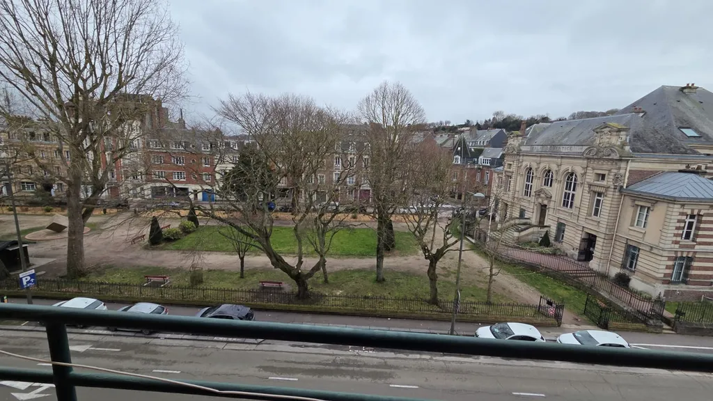 A vendre appartement de charme, alliant authenticité et emplacement privilégié, à proximité immédiate des commerces.