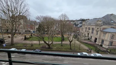 A vendre appartement de charme, alliant authenticité et emplacement privilégié, à proximité immédiate des commerces.