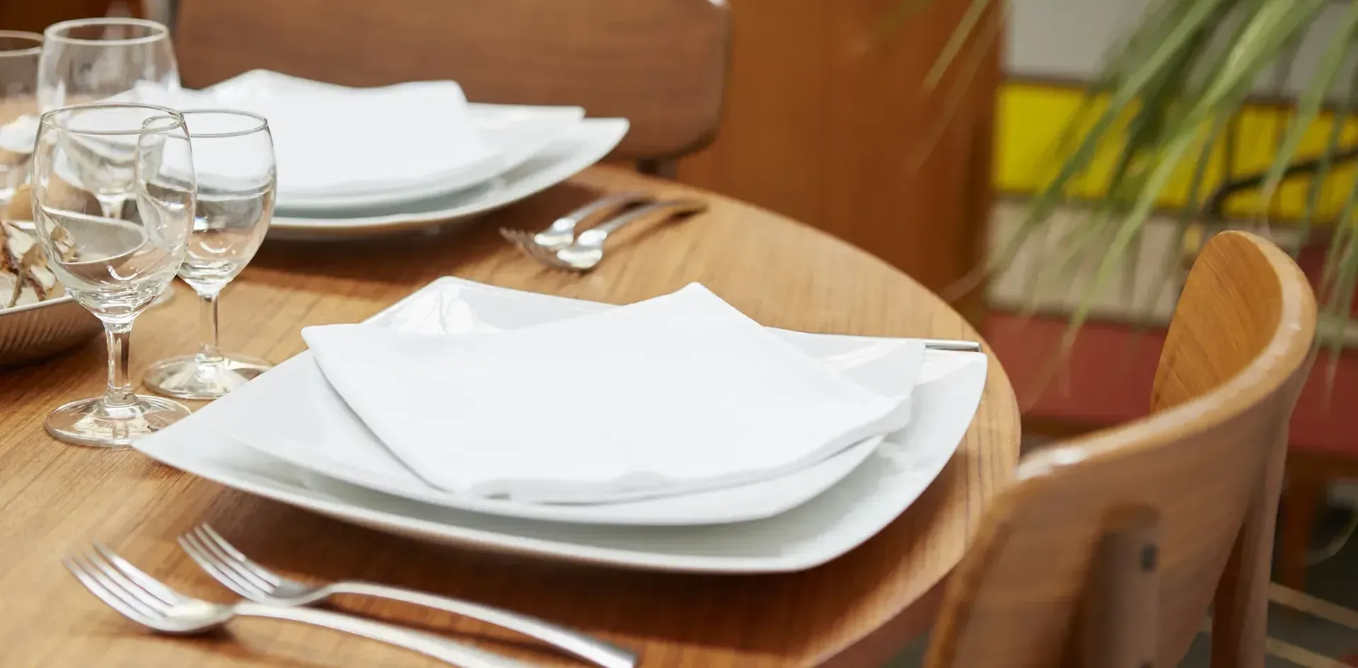 Location d'assiettes plates, rondes ou carrées chez Carcat Location pour dressage de table à Lyon et environs