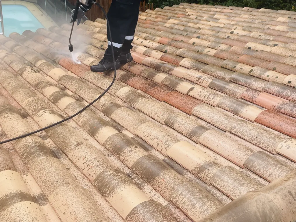 Nettoyage et traitement des tuiles mécaniques d’une maison sur Bouc Bel Air près de Aix en Provence 