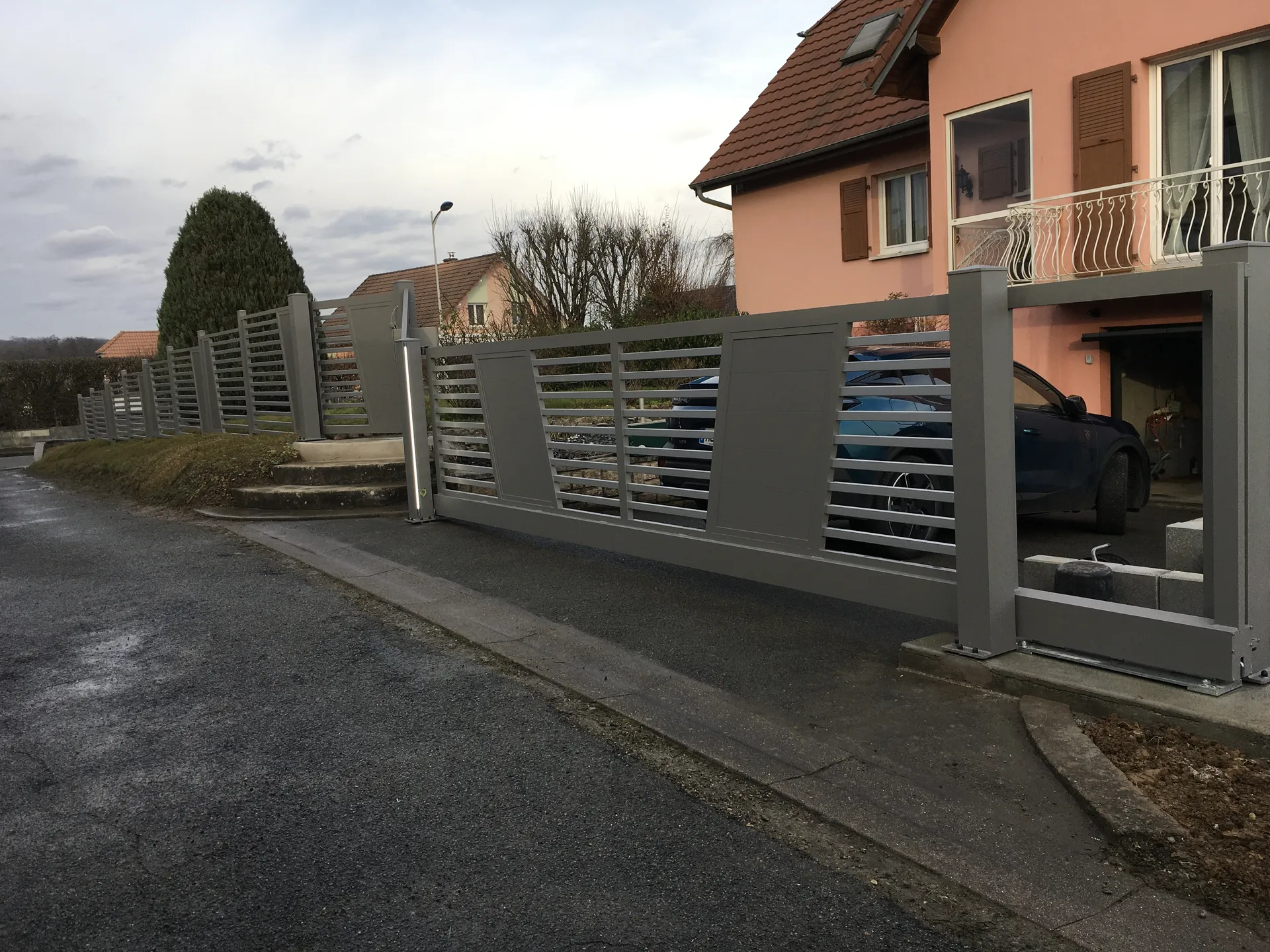 Sécurisez votre maison avec une clôture alu pleine ou ajourée de fabrication française dans le territoire de Belfort