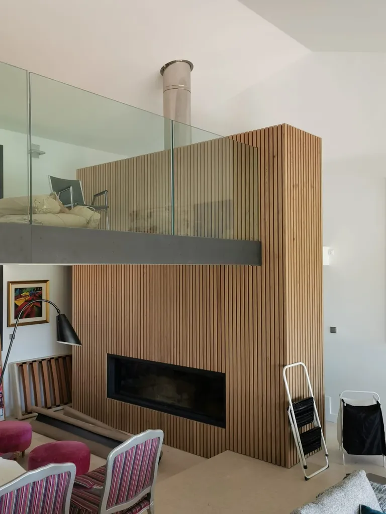 Habillage de cheminée et de mezzanine en chêne massif à lames espacées, réalisé et posé sur mesure à Aix-en-Provence