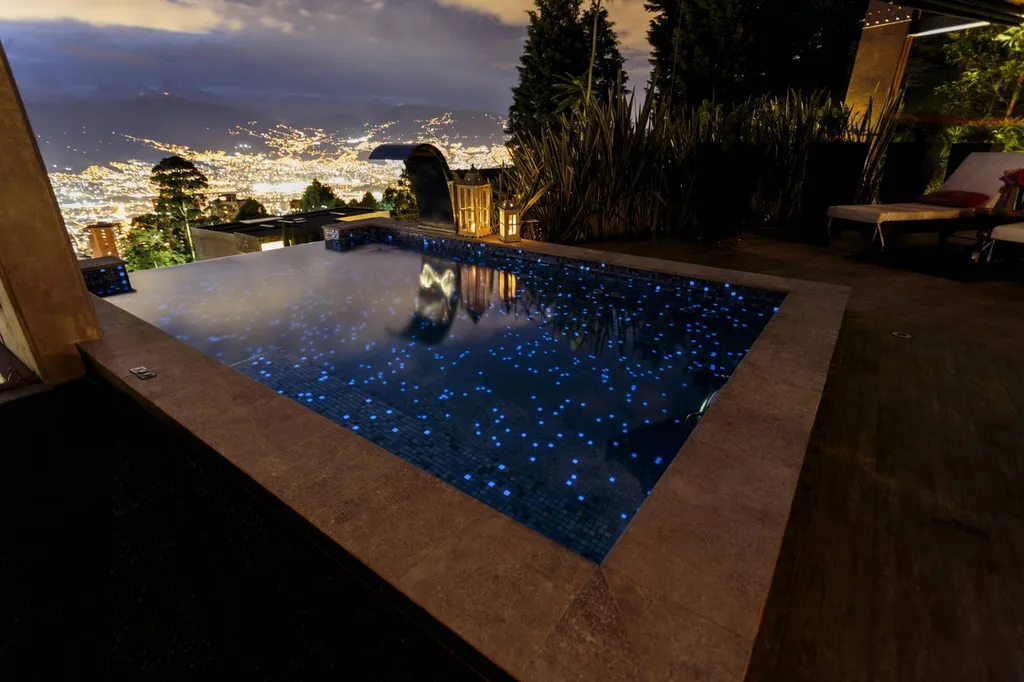 UNE PISCINE QUI BRILLE LA NUIT - MOSAIQUE FOSFO