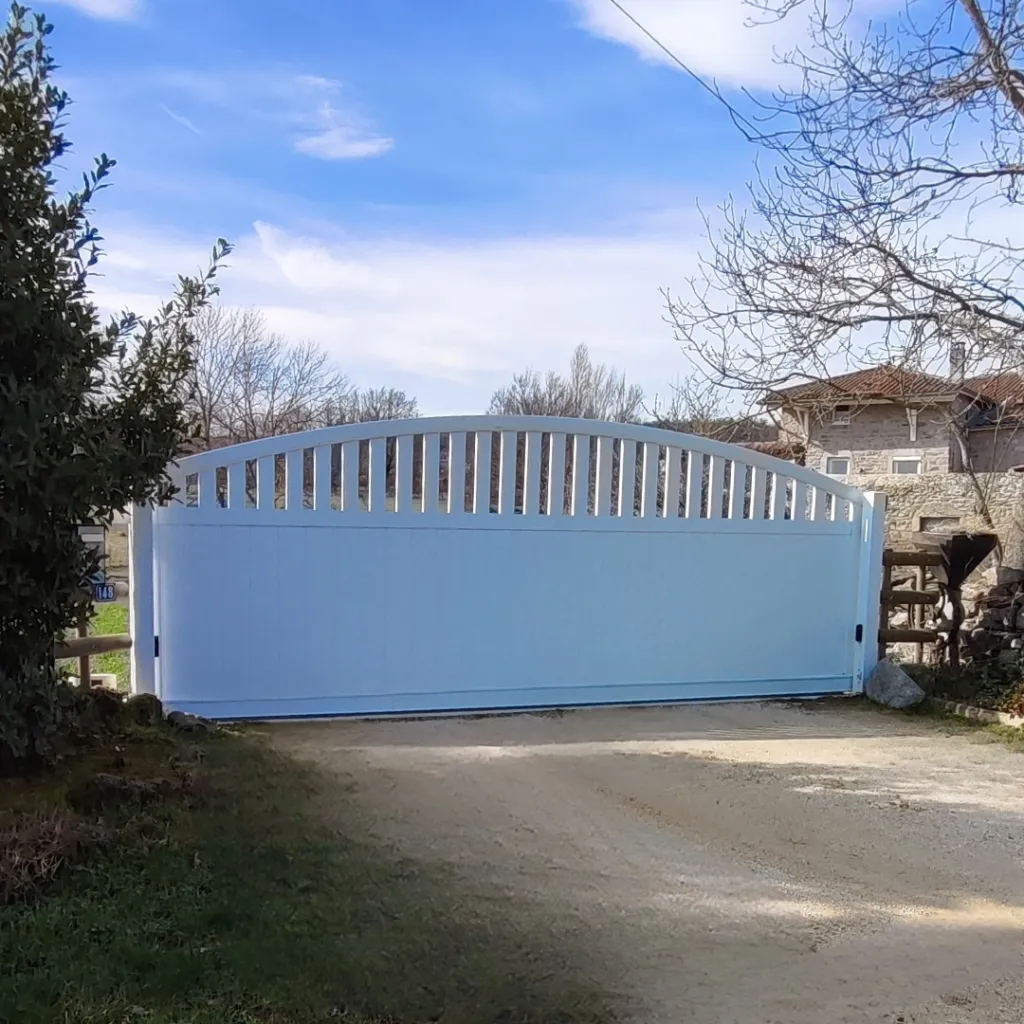 Portail motorisé alu coulissant blanc à Soucieu-en-Jarrest par 3 Baies