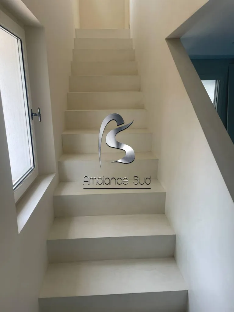 Rénovation d’un escalier en béton ciré taloché dans une maison à Issambres à côté de Fréjus 83
