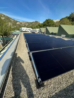 Pose de panneaux solaires sur un toit terrasse d'une école à Marseille dans les Bouches du Rhône
