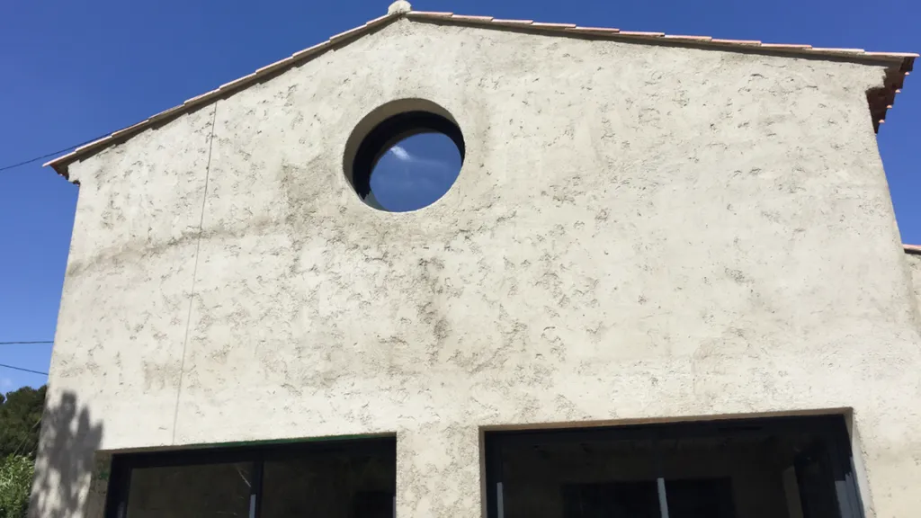 Fenêtre oeil de boeuf sur Port de Bouc