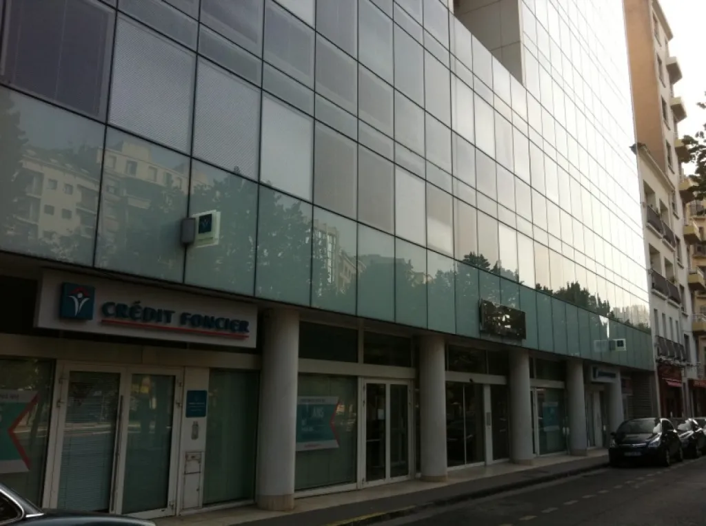 Entrée a droite du crédit foncier