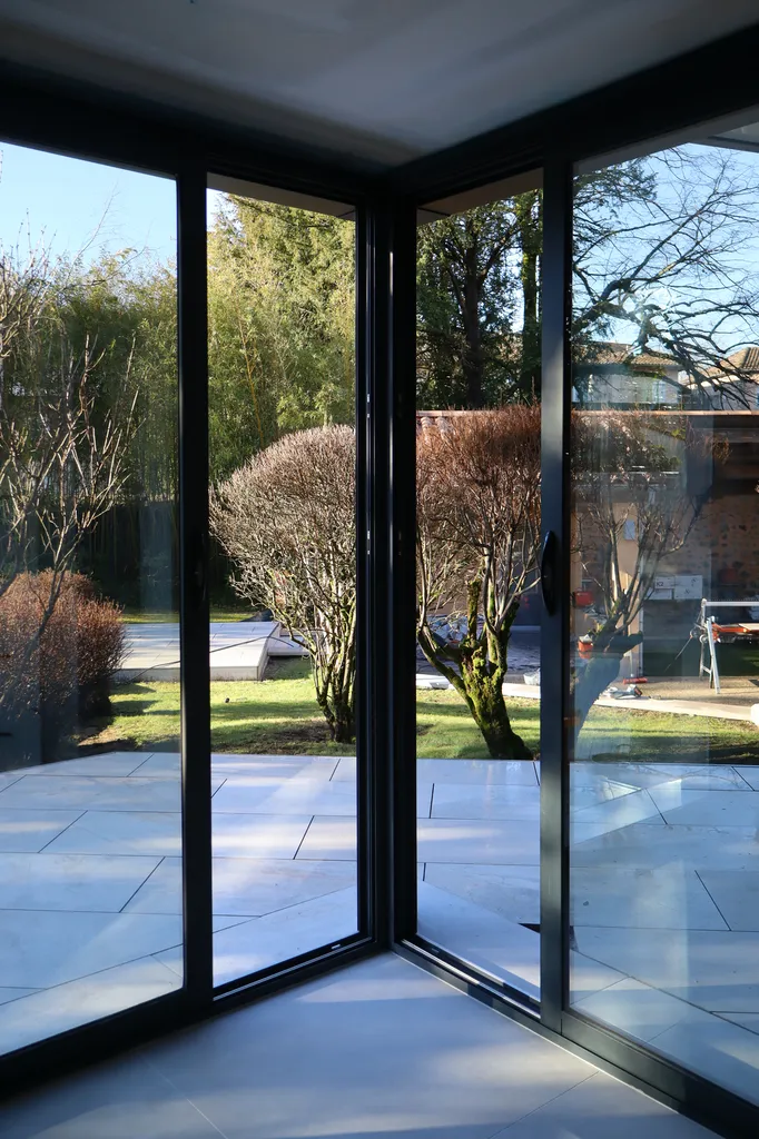 Menuiseries aluminium sur mesure avec angle vitré panoramique à Joyeuse pour maximiser lumière et performance