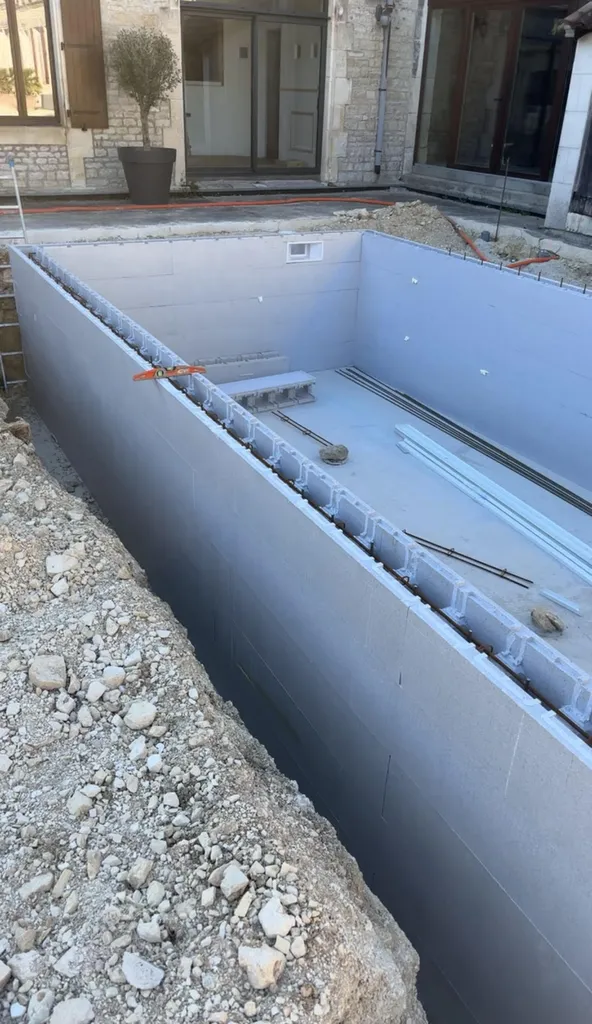 Montage de mur de piscine avec banche en polystyrène à Cognac