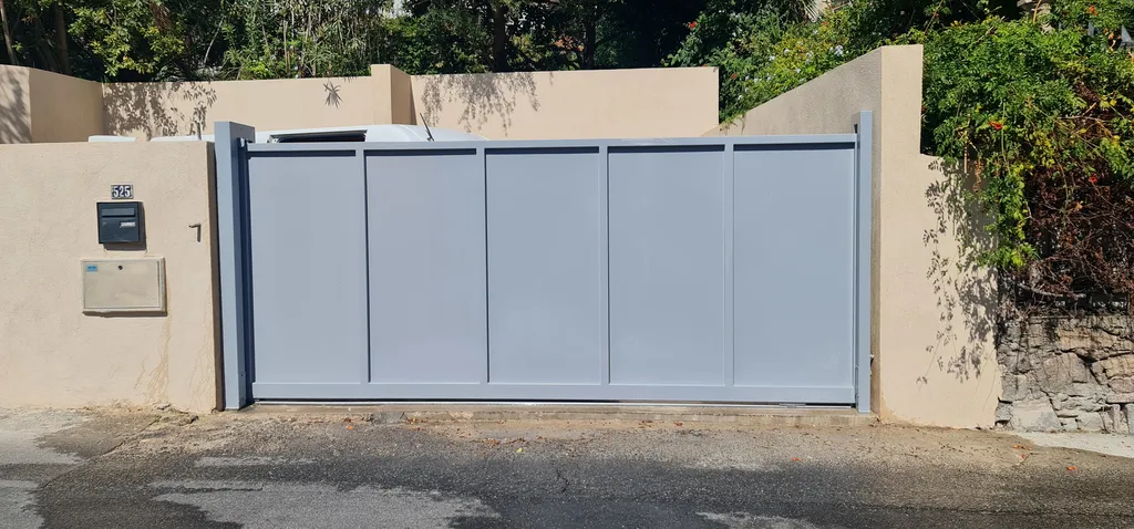 Portail coulissant tolé plein sur mesure à Toulon