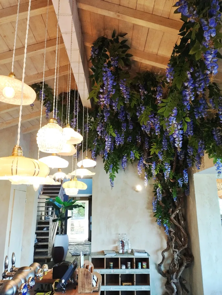 Installation d'un faux arbre avec feuilles et fleurs dans une salle de réunion à Villefranche-sur-Saône en Beaujolais