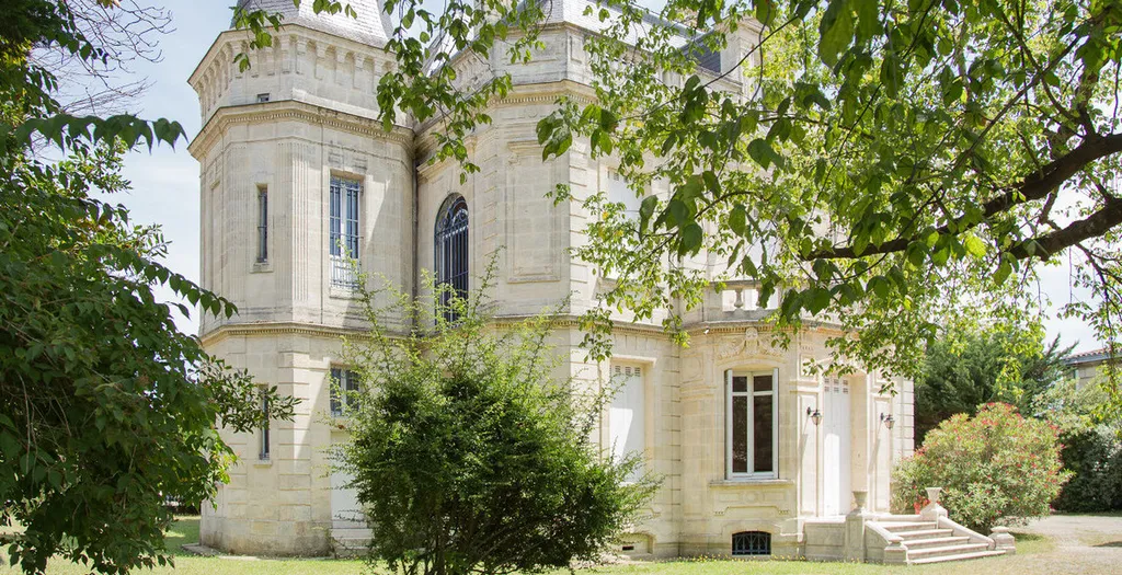 Vue de l'arrière du château en plein jour